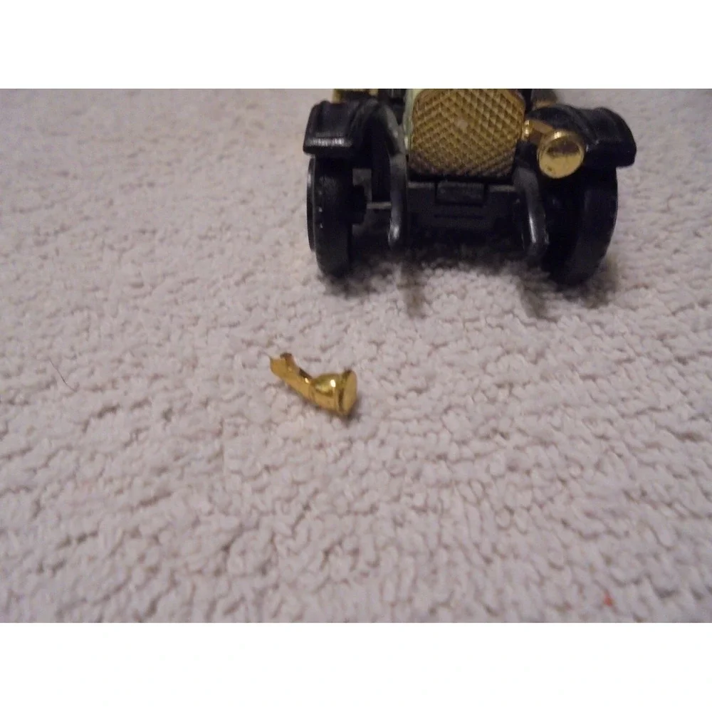 Collectors Set of 4 Classic Trucks 1918, 1912, 1910‎ Tanker Ambulance Delivery